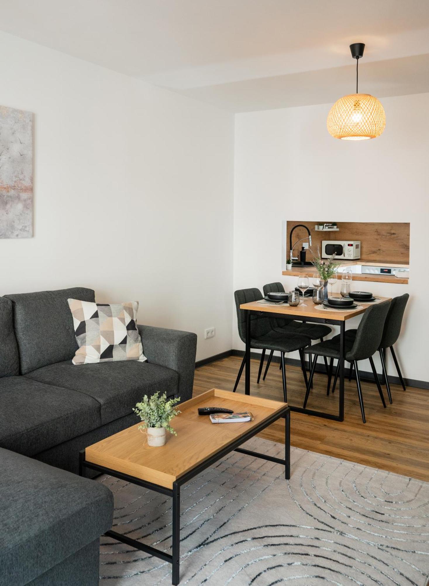 Reitz - Apartment I Zentrale Lage I Stellplatz I 55Qm I 2 Zimmer I Kueche I Bad I Terrasse Bad Hersfeld Esterno foto